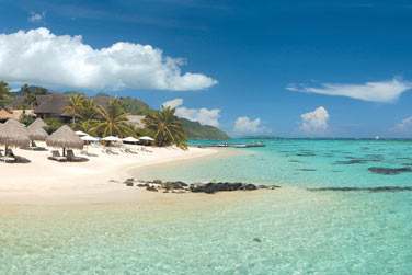 et est borde de lagons turquoises..